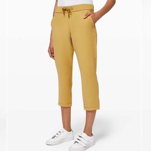 Lululemon On the Fly Crop *Woven 23" Vintage Gold